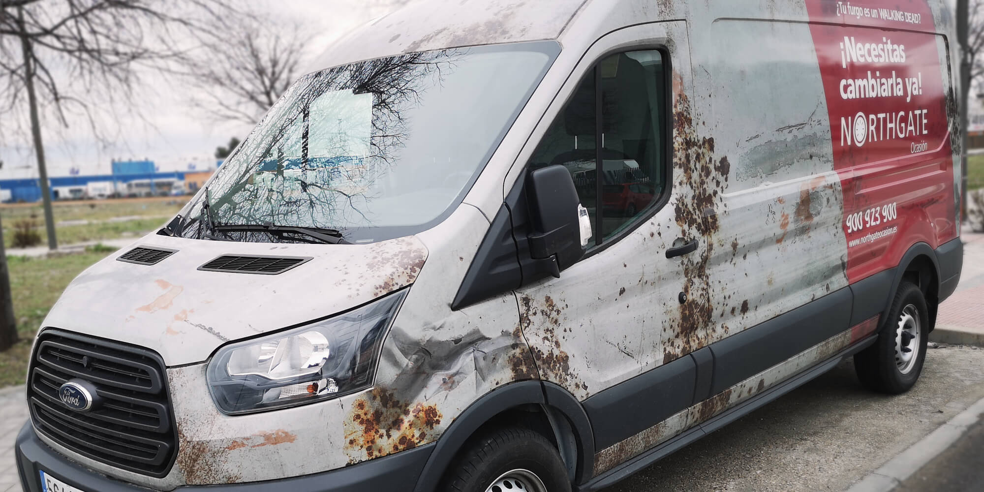 Bodegón de productos viure sobre caja de madera