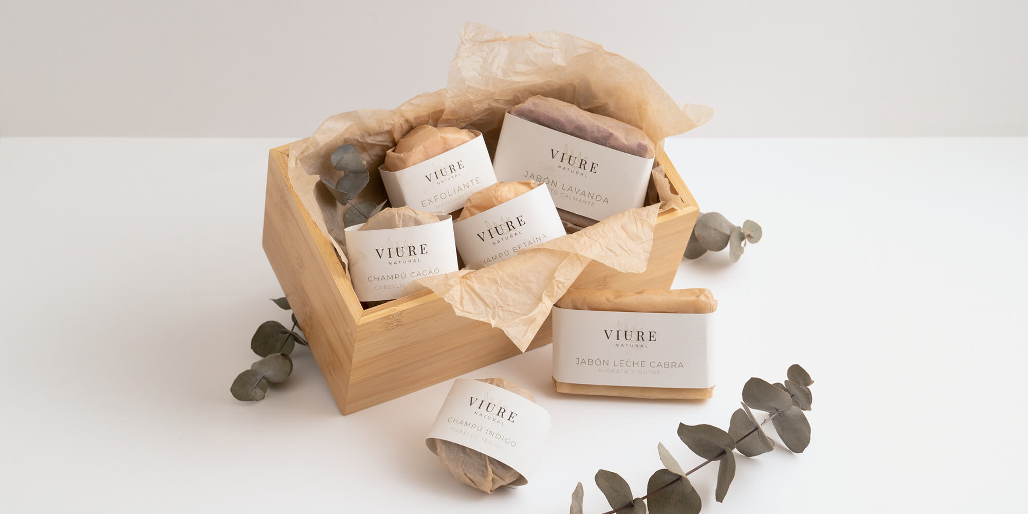 Bodegón de productos viure sobre caja de madera